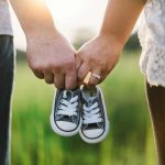 Eltern mit Babyschuhen
