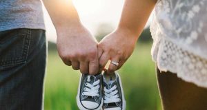 Eltern mit Babyschuhen