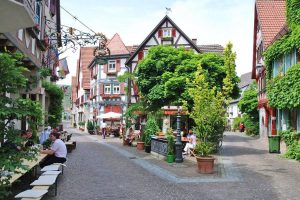 Die Städte entlang der Deutschen Fachwerkstraße - hier etwa Besigheim - bieten nicht nur prachtvolle Fachwerkhäuser, sondern auch viele Möglichkeiten, regionale Spezialitäten kennenzulernen.