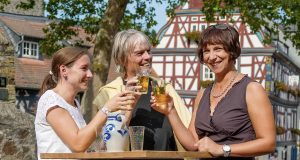 Im hessischen Idstein können sich Gäste ein Gläschen Äppelwoi schmecken lassen.
