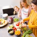 Nach Empfehlung der Deutschen Gesellschaft für Ernährung (DGE) sollte man fünf Portionen Obst und Gemüse am Tag verzehren.