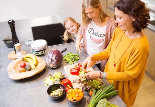 Nach Empfehlung der Deutschen Gesellschaft für Ernährung (DGE) sollte man fünf Portionen Obst und Gemüse am Tag verzehren.