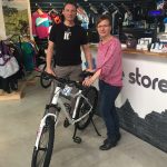 Elena Krämer mit ihrem neuen Fahrrad im Bike Store Haßfurt