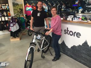 Elena Krämer mit ihrem neuen Fahrrad im Bike Store Haßfurt