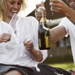 Die Organisation eines Champagner-Picknicks rückt den Organisator in ein romantisches Licht - 69 Prozent der Frauen kommen einer Umfrage zufolge dabei ins Schwärmen.