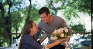 Einen Tisch in einem gemütlichen Lokal buchen und dazu noch einen Blumenstrauß mitbringen - viel romantischer kann einer Umfrage zufolge ein Date nicht sein.