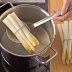 Die Spargelpäckchen in kochendes Wasser geben, dieses mit etwas Butter und je einer Prise Salz und Zucker abschmecken: In 15 bis 20 Minuten sind die gesunden Stangen fertig gegart.