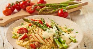 Würzig und raffiniert: Gegrillter Halloumi mit Spargel und Couscous ist eine Abwechslung zu den üblichen Spargelrezepten.