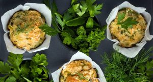 Köstlich: Spargelmuffins. Spargel kontrollierter Qualität ist am QS-Prüfzeichen erkennbar.
