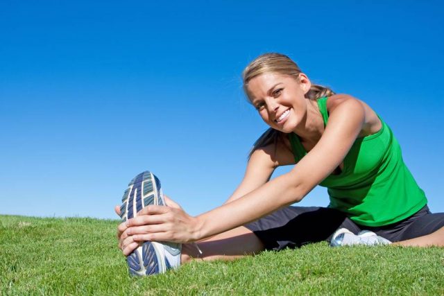 Wichtig für gesunde Sporteinheiten: Vorheriges Aufwärmen und anschließendes Cool-Down mit Dehnübungen müssen sein.