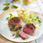 Gegrillte Medaillons vom Rothirsch mit Birnen-Chutney: Wildfleisch lässt sich auch schnell und einfach auf dem Grill zubereiten.
