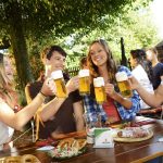 Lockeres Zusammensein mit Freunden an einem lauen Abend: Den Sommer kann man am besten in einem schönen Biergarten genießen.