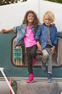 Klettern und entdecken: Kinder sind ständig in Bewegung, deshalb ist gesundes Schuhwerk so wichtig.