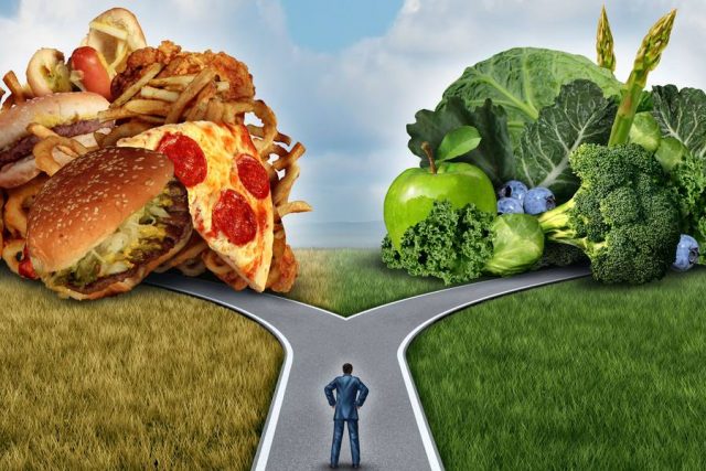 Fastfood oder Obst und Gemüse? Um Krebserkrankungen vorzubeugen, sollte man sich öfter für die grüne Seite entscheiden.