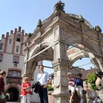 Auf dem Hammelburger Marktplatz zieht der Renaissancebrunnen alle Blicke auf sich.
