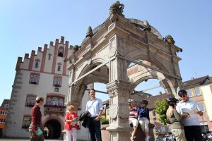 Auf dem Hammelburger Marktplatz zieht der Renaissancebrunnen alle Blicke auf sich.