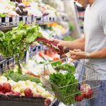 Wer den Einkauf gut plant, auf Angebote achtet und saisonal verfügbare Obst- und Gemüsesorten wählt, kann sich auch bei knappem Budget günstig ernähren.