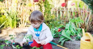 Foto: djd/Ferrero/thx Im eigenen kleinen Garten können Kinder experimentieren, entdecken und verstehen lernen, wie der Kreislauf der Natur funktioniert.