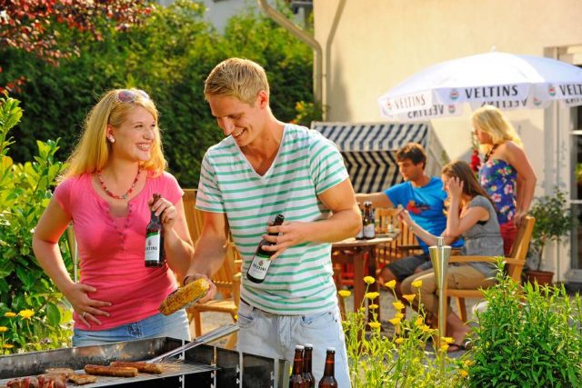 grillen bier Heute kommen nicht nur die Klassiker Bratwurst und Steak, sondern auch viele andere Köstlichkeiten auf den Grill - von Fisch bis zu Gemüse.