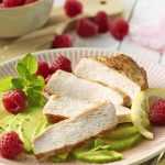 Frühsommerlicher Fitmacher: Putenbrust-Medaillons mit Himbeeren auf Avocado-Carpaccio.