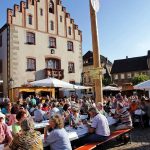 Beim Weinfest sitzen Einheimische und Besucher gesellig beisammen.