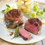 Gegrillte Medaillons vom Rothirsch mit Birnen-Chutney: Wildfleisch lässt sich auch schnell und einfach auf dem Grill zubereiten.