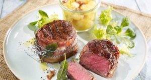 Gegrillte Medaillons vom Rothirsch mit Birnen-Chutney: Wildfleisch lässt sich auch schnell und einfach auf dem Grill zubereiten.