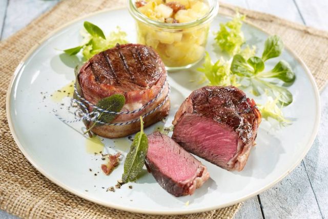 hirschmedaillons Gegrillte Medaillons vom Rothirsch mit Birnen-Chutney: Wildfleisch lässt sich auch schnell und einfach auf dem Grill zubereiten.