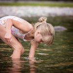 Kind beim Baden
