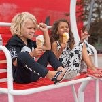 Luftig und mit flexibler Sohle - mit passgerechten Sandalen sind Kinderfüße an warmen Sommertagen gut bekleidet.
