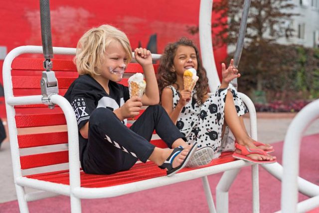 Luftig und mit flexibler Sohle - mit passgerechten Sandalen sind Kinderfüße an warmen Sommertagen gut bekleidet.