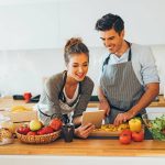 Frisch kochen mit gesunden Zutaten: Eine ausgewogene Ernährung ist keine Frage des Geldbeutels.