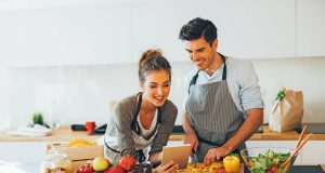 Frisch kochen mit gesunden Zutaten: Eine ausgewogene Ernährung ist keine Frage des Geldbeutels.