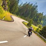 Bis der Biker wieder beherzt in Schräglage Kurven durchfahren kann, sollen neue Reifen erst gründlich eingefahren werden.