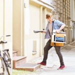 Mit einem Nebenjob die private Kasse aufbessern: Tipps dazu gibt der kostenfreie Budgetkompass für Jugendliche.