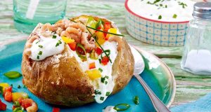 Kartoffeln mit Kräuterquarktopping, Paprikasalsa und Krabben: einfach zubereitet und ideal für die Gartenparty mit vielen Gästen oder als schnelles Abendessen.