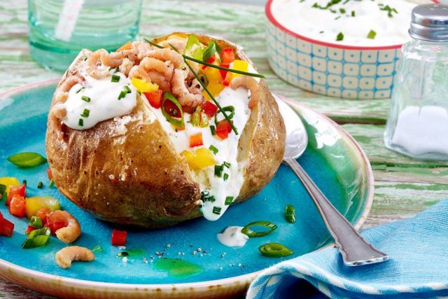 ofenkartoffel mit krabben Kartoffeln mit Kräuterquarktopping, Paprikasalsa und Krabben: einfach zubereitet und ideal für die Gartenparty mit vielen Gästen oder als schnelles Abendessen.