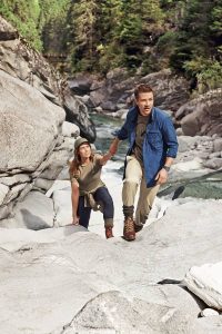 Wandern oder eine Radtour unternehmen: Derartige Outdoor-Aktivitäten machen garantiert hungrig. Mit kleinen Snacks, Getränken sowie knackigem Obst sorgt ein Picknick unterwegs für frische Kräfte.