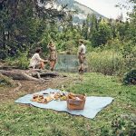 An einem idyllischen Plätzchen die Natur genießen und sich mit mitgebrachten Snacks stärken: Picknick ist ein Freizeitspaß für die ganze Familie.