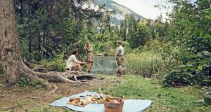 An einem idyllischen Plätzchen die Natur genießen und sich mit mitgebrachten Snacks stärken: Picknick ist ein Freizeitspaß für die ganze Familie.