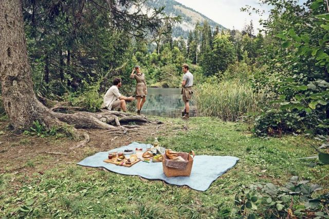 picknick An einem idyllischen Plätzchen die Natur genießen und sich mit mitgebrachten Snacks stärken: Picknick ist ein Freizeitspaß für die ganze Familie.