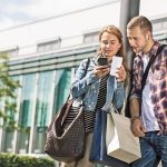 Klamotten, Smartphone, Disco: Schnell kommen da bei Teens hohe Kosten zusammen. Umso wichtiger ist eine solide Finanzerziehung, die frühzeitig für ein gesundes Verhältnis von Einnahmen und Ausgaben sensibilisiert.