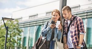 Klamotten, Smartphone, Disco: Schnell kommen da bei Teens hohe Kosten zusammen. Umso wichtiger ist eine solide Finanzerziehung, die frühzeitig für ein gesundes Verhältnis von Einnahmen und Ausgaben sensibilisiert.