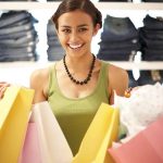 Shoppen oder sparen? Teenager sollten frühzeitig an das Thema Geld herangeführt werden, um einen verantwortungsvollen Umgang mit ihrem privaten Budget zu erlernen.