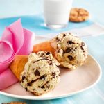 Eis küsst Keks: Ein Kekskrümel-Eis mit Schokosoße schmeckt garantiert nicht nur an heißen Tagen.