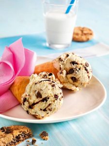 Eis küsst Keks: Ein Kekskrümel-Eis mit Schokosoße schmeckt garantiert nicht nur an heißen Tagen.