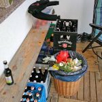Die Lagerung von Getränken oder anderen Gegenständen auf dem Balkon ist gestattet - solange keine unangenehmen Gerüche gestehen und der äußere Eindruck nicht beeinträchtigt wird.