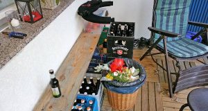Die Lagerung von Getränken oder anderen Gegenständen auf dem Balkon ist gestattet - solange keine unangenehmen Gerüche gestehen und der äußere Eindruck nicht beeinträchtigt wird.