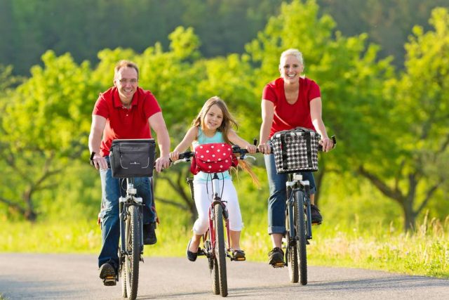 ebikes familie Mit vollgeladenem Akku können die Elektroräder je nach Beschaffenheit des Geländes und Fahrweise eine Strecke von 40 bis 100 Kilometern zurücklegen.