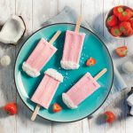 Fruchtige und kühle Erfrischung: Eis lässt sich ganz einfach und schnell zubereiten. Bei den Rezepten kann sich jeder kreativ entfalten, etwa mit einem Erdbeer-Kokos-Eis.